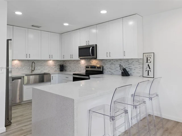 6870 NW 38th Dr, Lauderhill FL 33319