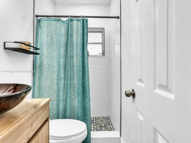 1365 NE 130th St, North Miami FL 33161