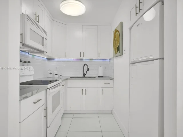 8321 NW 7th St # 212, Miami FL 33126