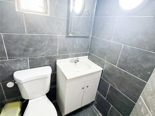 713 SW 7th St, Dania Beach FL 33004