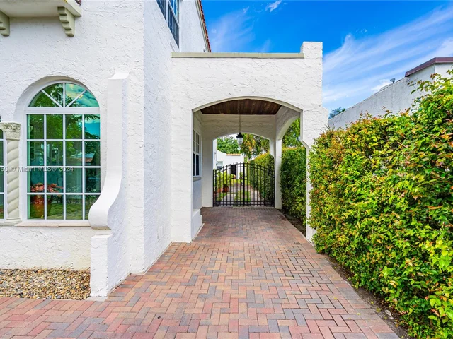 2153 SW 13th St, Miami FL 33145