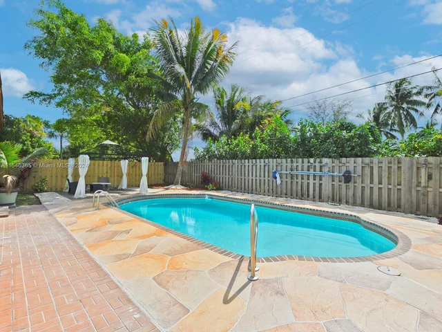 5808 NW 20th St, Margate FL 33063