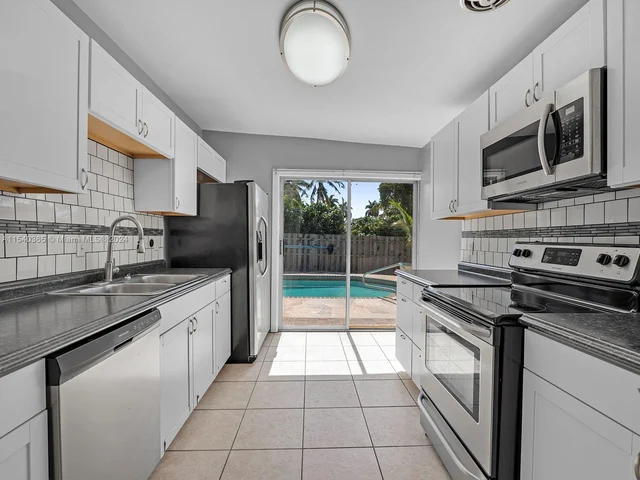 5808 NW 20th St, Margate FL 33063