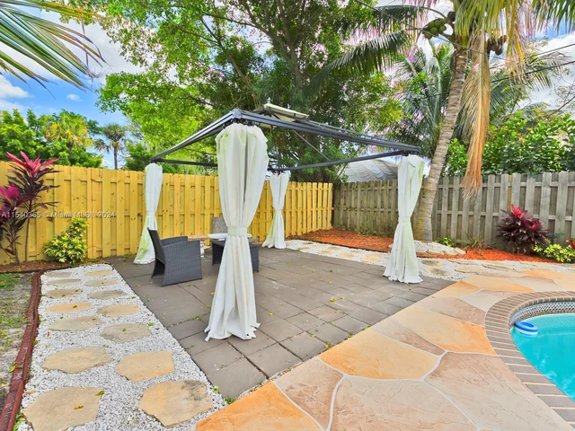 5808 NW 20th St, Margate FL 33063