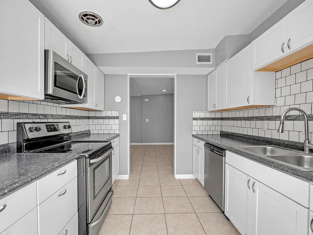 5808 NW 20th St, Margate FL 33063