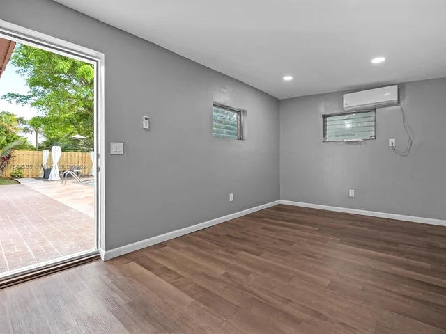 5808 NW 20th St, Margate FL 33063