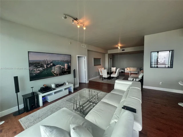 888 Biscayne Blvd # 5504, Miami FL 33132