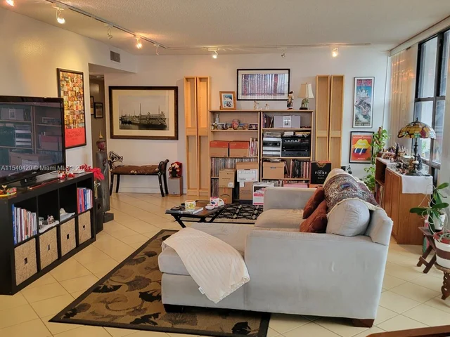 800 Parkview Dr # 930, Hallandale Beach FL 33009