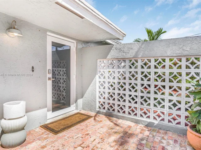 421 SW 18th St, Pompano Beach FL 33060