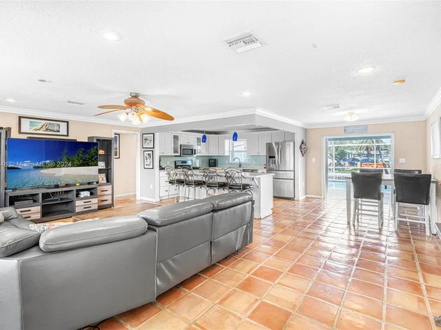 421 SW 18th St, Pompano Beach FL 33060