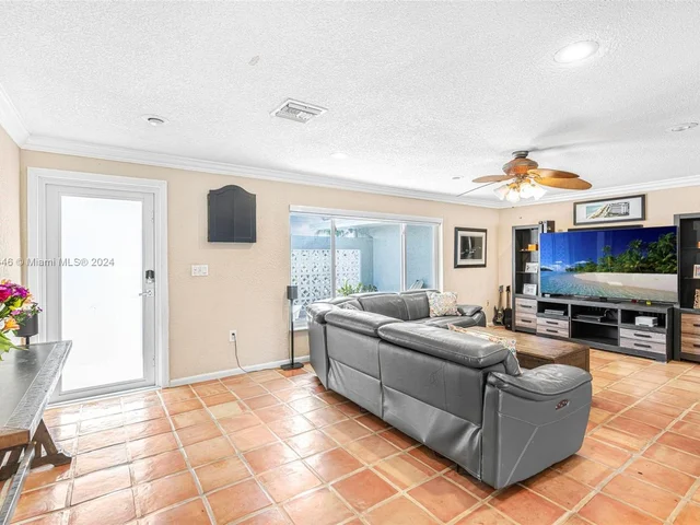 421 SW 18th St, Pompano Beach FL 33060