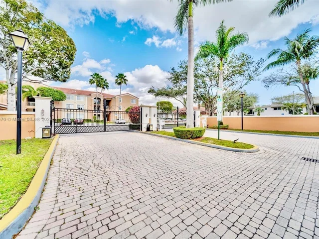 6831 SW 44th St # 305, Miami FL 33155