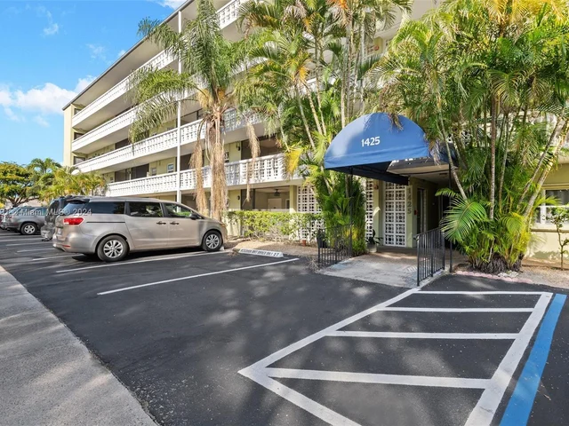 1425 Arthur St # 212B, Hollywood FL 33020