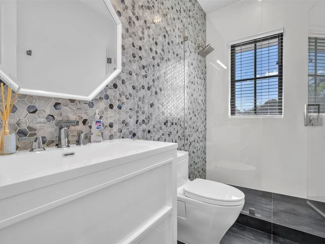 1100 NE 180th Ter, North Miami Beach FL 33162