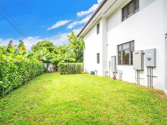 1100 NE 180th Ter, North Miami Beach FL 33162