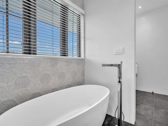 1100 NE 180th Ter, North Miami Beach FL 33162