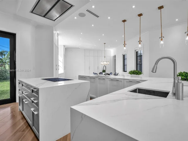 1100 NE 180th Ter, North Miami Beach FL 33162