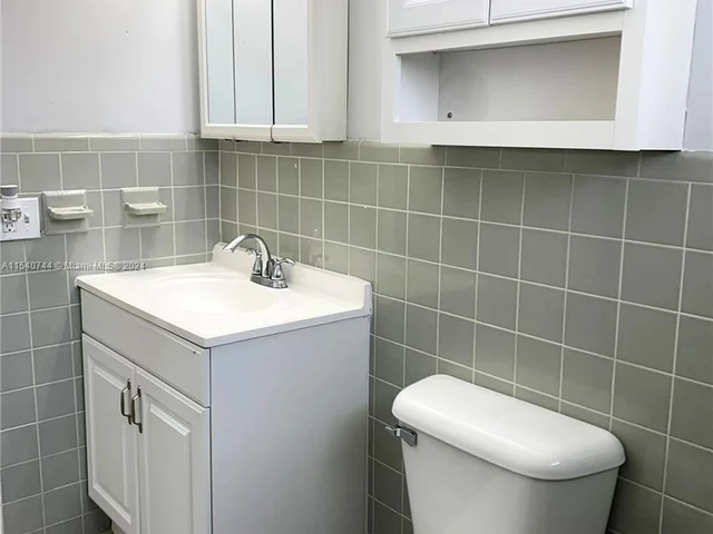 4712 NW 4th St, Plantation FL 33317