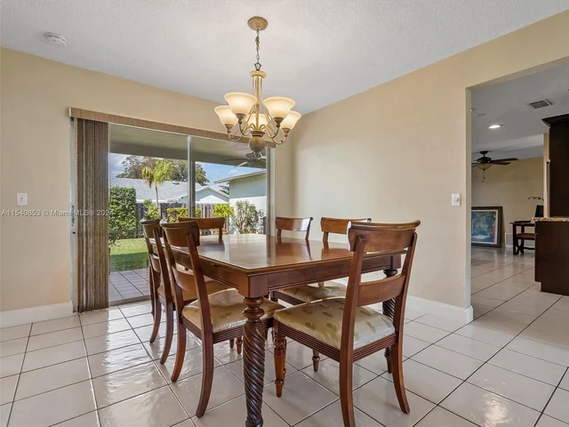 8811 NW 6th St, Pembroke Pines FL 33024