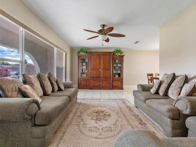 8811 NW 6th St, Pembroke Pines FL 33024