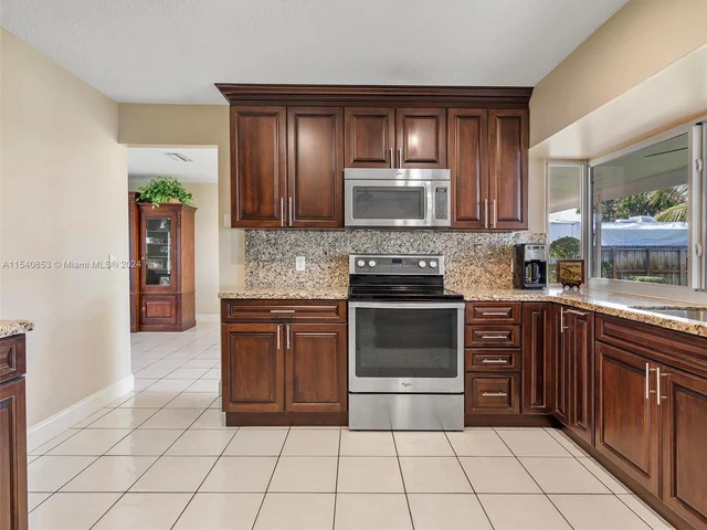 8811 NW 6th St, Pembroke Pines FL 33024