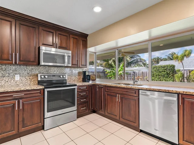 8811 NW 6th St, Pembroke Pines FL 33024