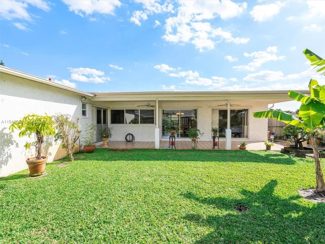 8811 NW 6th St, Pembroke Pines FL 33024