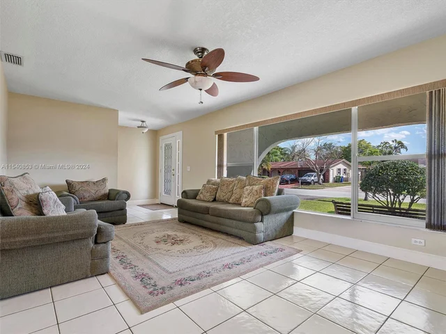 8811 NW 6th St, Pembroke Pines FL 33024