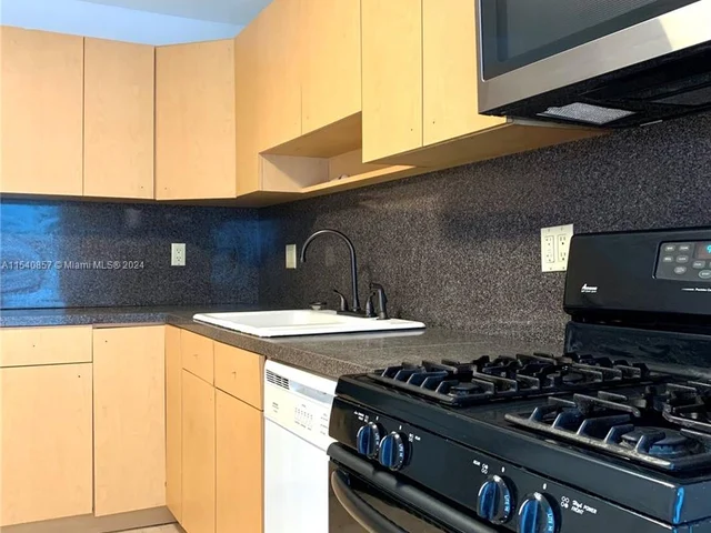 3140 S Ocean Dr # 2105, Hallandale Beach FL 33009