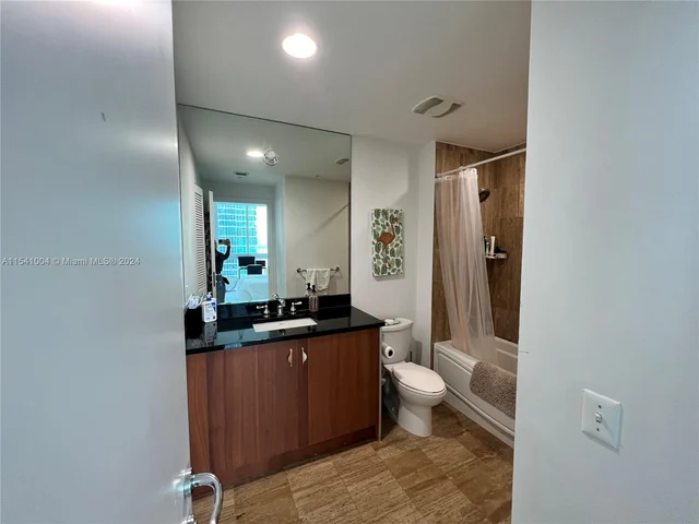 300 S Biscayne Blvd # 2209, Miami FL 33131