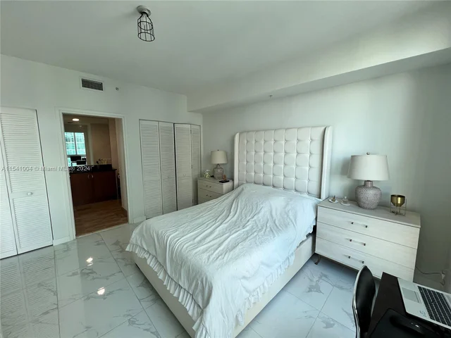 300 S Biscayne Blvd # 2209, Miami FL 33131