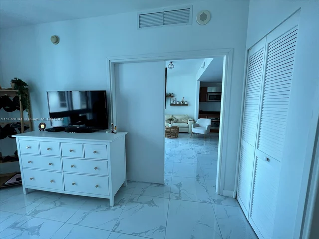 300 S Biscayne Blvd # 2209, Miami FL 33131