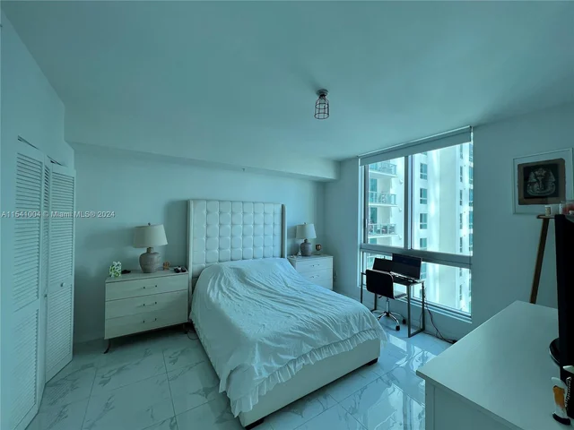 300 S Biscayne Blvd # 2209, Miami FL 33131