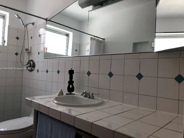 2858 Pine Tree Dr # 8, Miami Beach FL 33140