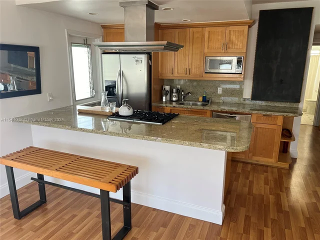 2858 Pine Tree Dr # 8, Miami Beach FL 33140