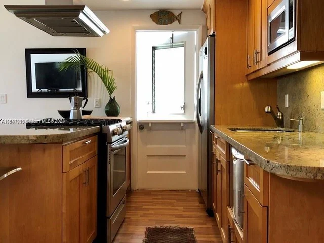 2858 Pine Tree Dr # 8, Miami Beach FL 33140