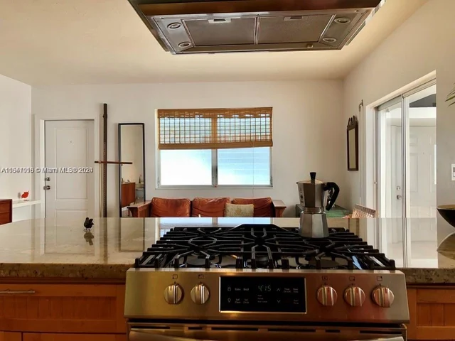 2858 Pine Tree Dr # 8, Miami Beach FL 33140