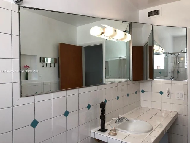 2858 Pine Tree Dr # 8, Miami Beach FL 33140