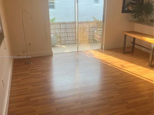 2858 Pine Tree Dr # 8, Miami Beach FL 33140