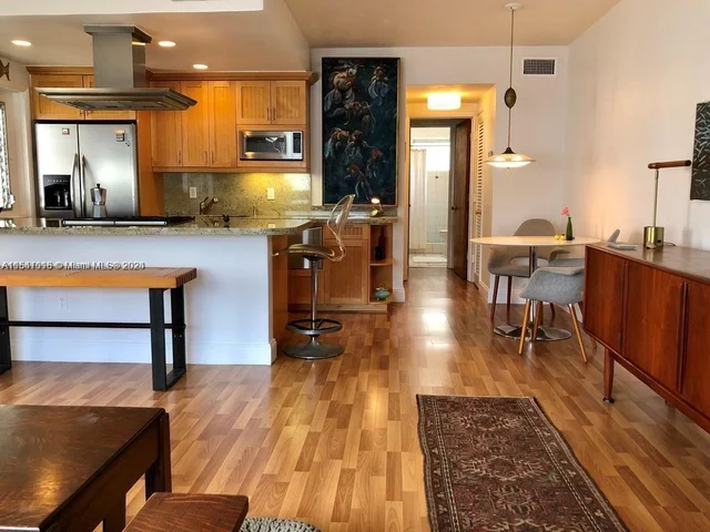 2858 Pine Tree Dr # 8, Miami Beach FL 33140