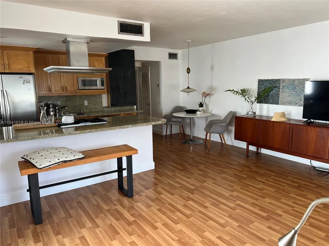 2858 Pine Tree Dr # 8, Miami Beach FL 33140