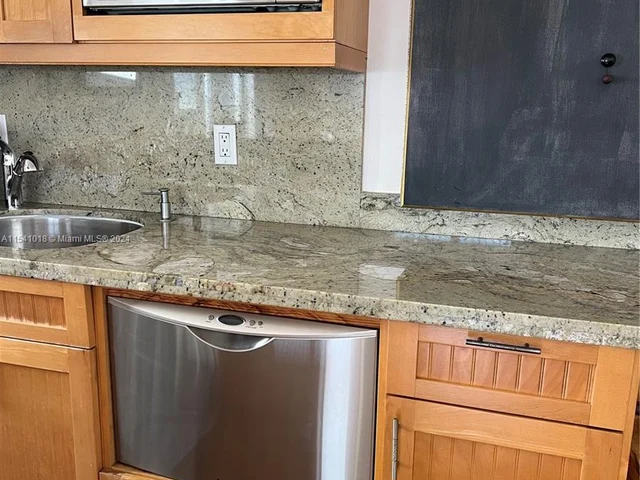 2858 Pine Tree Dr # 8, Miami Beach FL 33140