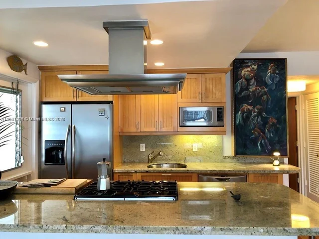 2858 Pine Tree Dr # 8, Miami Beach FL 33140