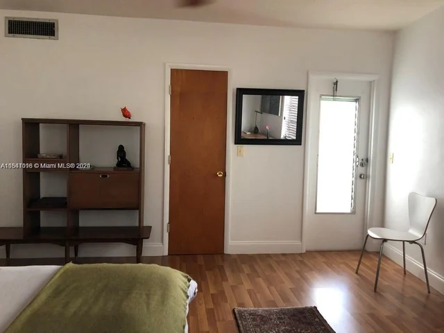 2858 Pine Tree Dr # 8, Miami Beach FL 33140