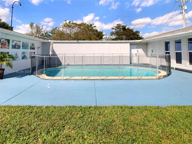 2 SW 62nd Ter, Plantation FL 33317