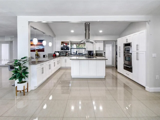 2 SW 62nd Ter, Plantation FL 33317