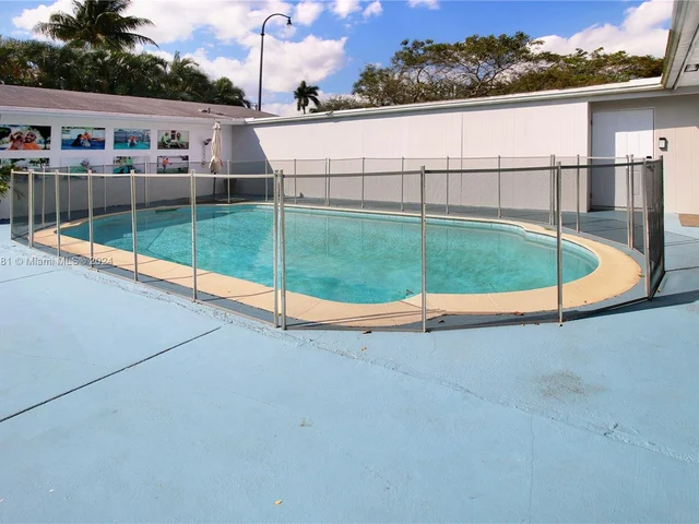 2 SW 62nd Ter, Plantation FL 33317