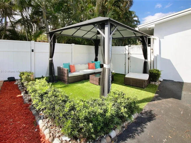 2 SW 62nd Ter, Plantation FL 33317