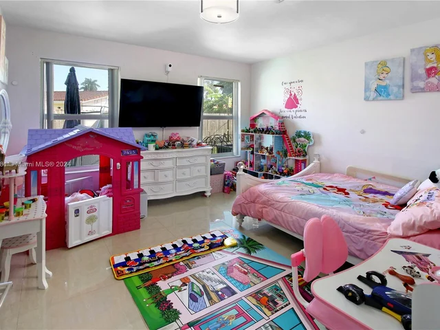 2 SW 62nd Ter, Plantation FL 33317