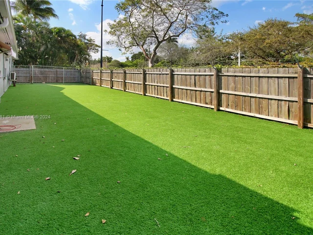 2 SW 62nd Ter, Plantation FL 33317